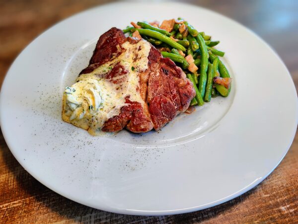 Chuck roll steak s tymiánom, zelené fazuľky so slaninkou