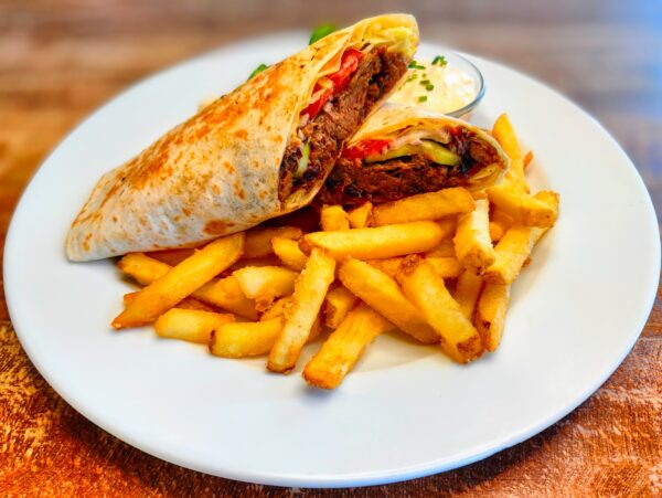 Trhaný hovädzí krk v tortille so zeleninou, hranolky, chilli majonéza