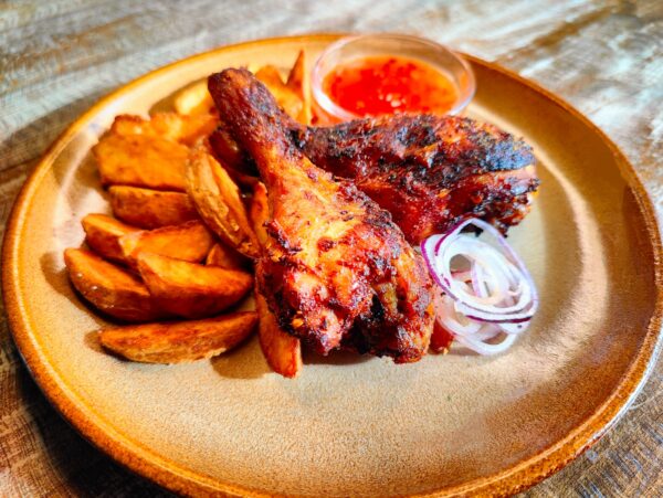 Buffalo kuracie pikantné stehienka, sweet chilli omáčka, americké zemiaky