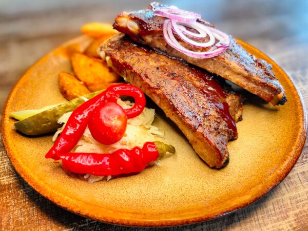 Pečené BBQ bravčové rebierka, americké zemiaky, kyslá obloha