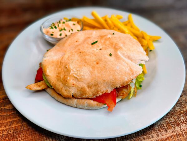 Kurací Gyros so zeleninou v pita chlebe s jemne pikantným dresingom
