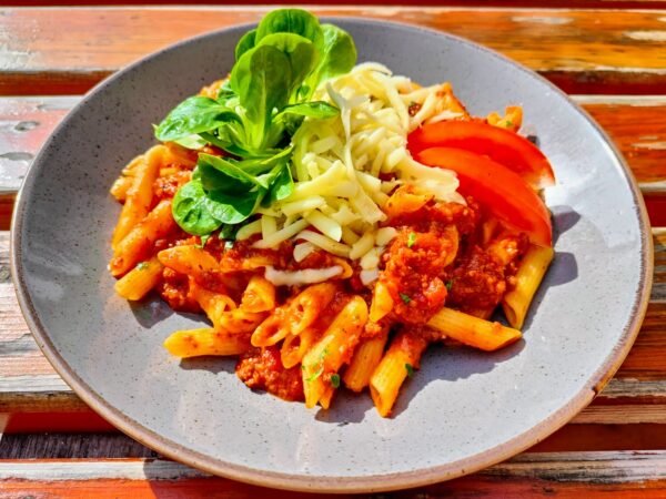 Penne Bolognese, parmezán
