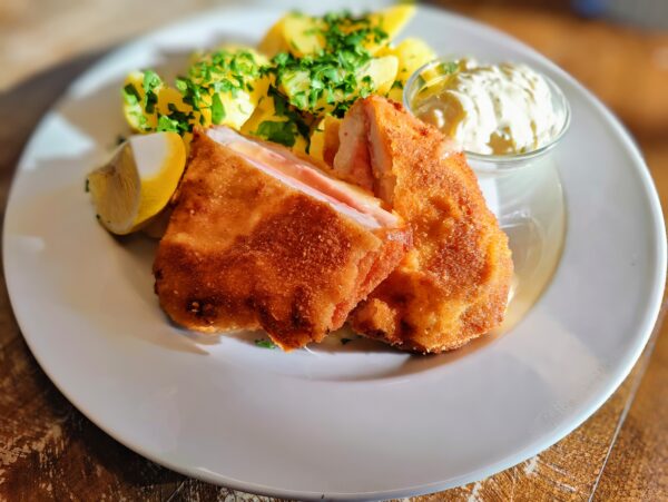 Bravčový gordon bleu, varené zemiaky, domáca tatarka
