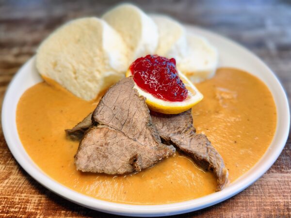 Hovädzia sviečková na smotane, parená knedľa