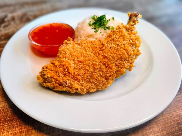Vysmážané kuracie stehno v kukuričných lupienkoch, ryža, Sweet-chilli omáčka
