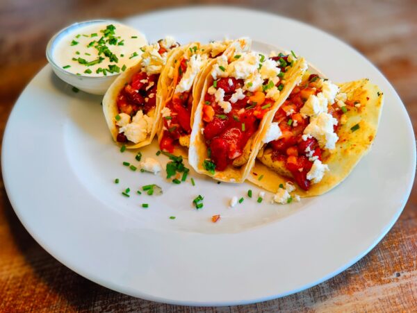 Rybacie Tacos zo zubáča, fazuľa, feta syr, tortilla, limetkový dip