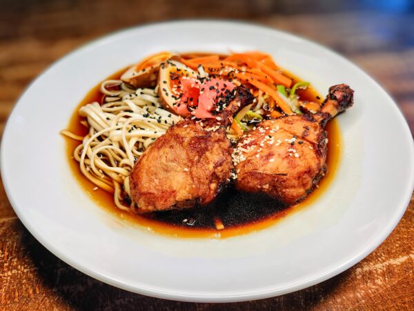 Ramen - teriyaki kuracie stehno, rezance, zelenina, nakladané vajce,zázvor, sezam