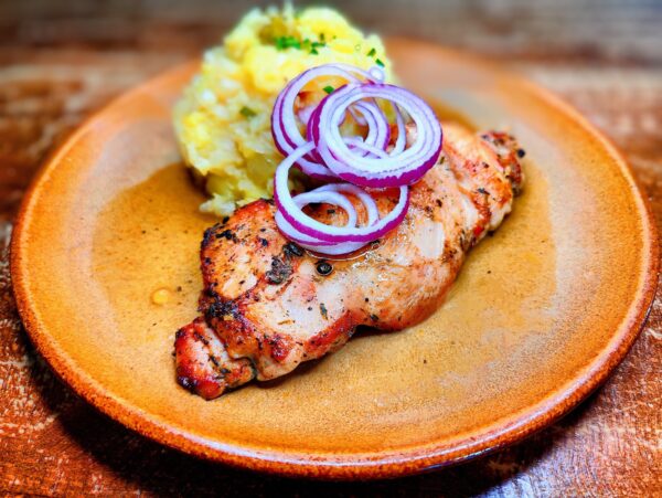 Marinovaný kurací stehenný steak s bylinkami, cibuľové zemiaky