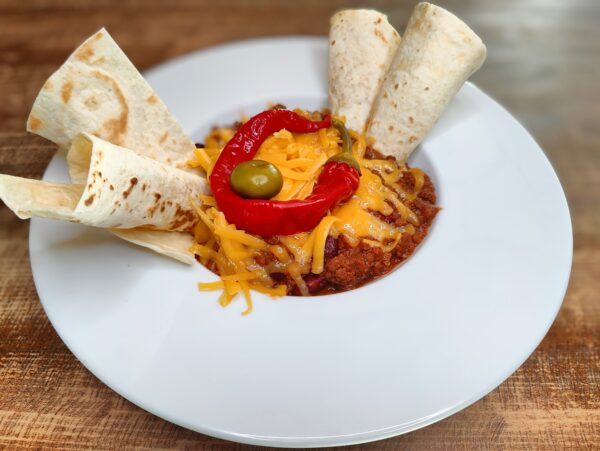 Hovädzie Chilli con carne s cheddarom a tortillou