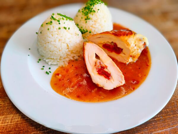 Kurací steak Caprese so sušenou paradajkou a mozzarellou, ryža