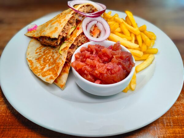 Quesadilla  s trhanou kačkou, jablkovo-zázvorové chutney, hranolky