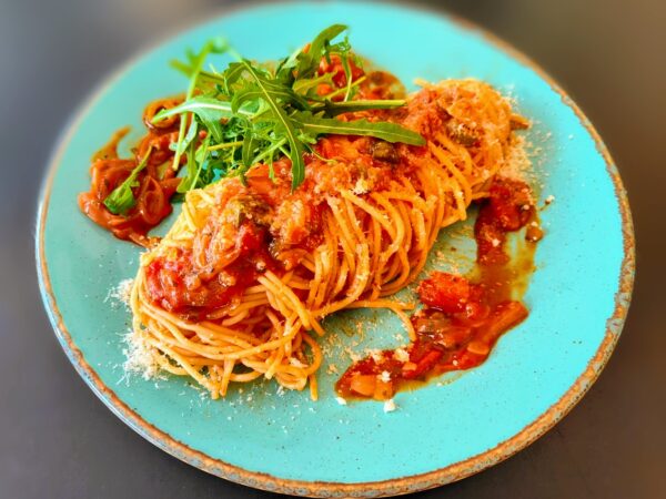 Špagety Puttanesca (ančovičky, olivy, rajčiny, kapary, cesnak) parmezán