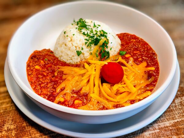 Chilli con carne, cheddar, ryža